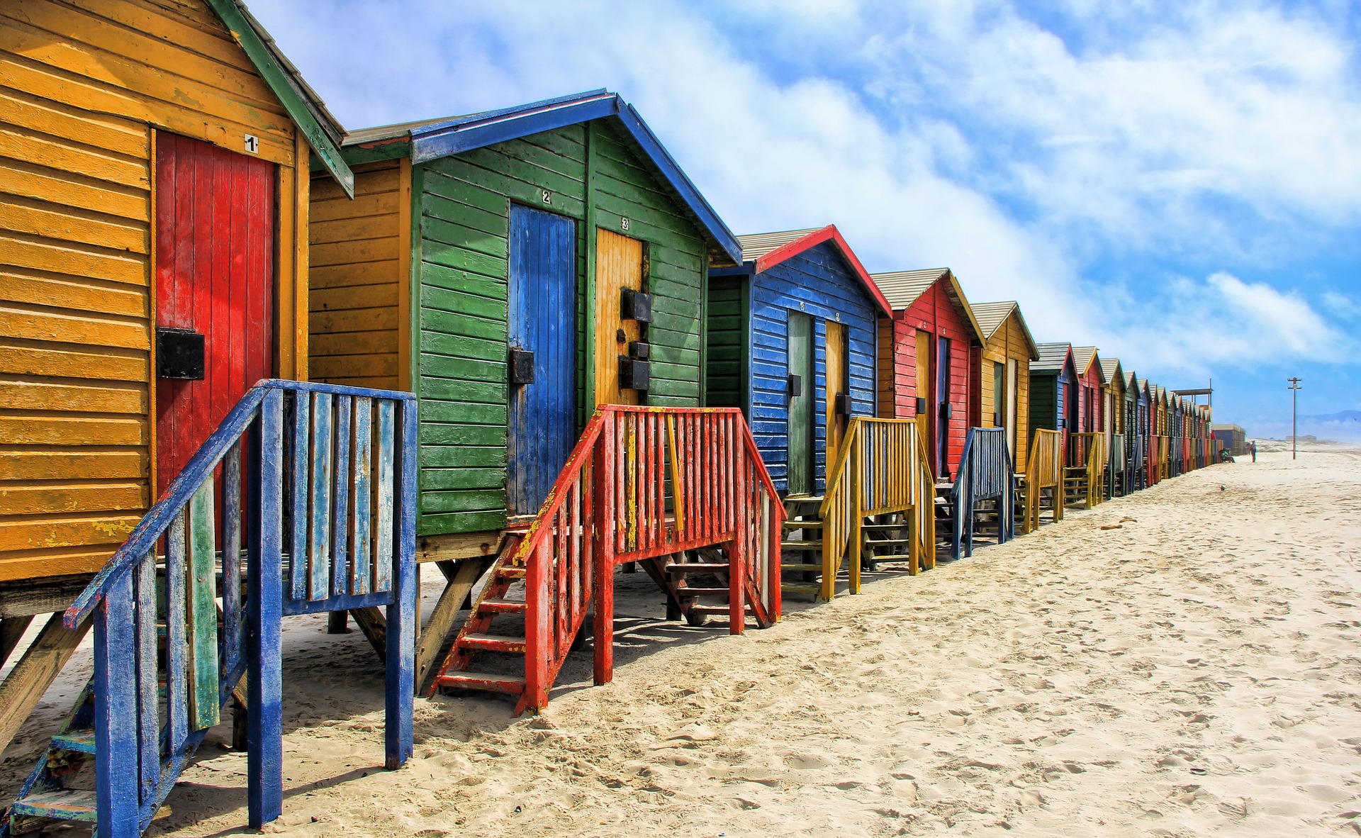 Weißer Strand und türkisblaues Meer
